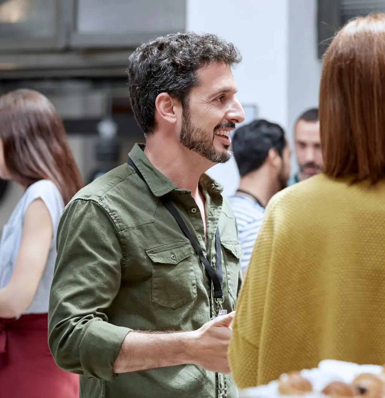 Una conversazione tra persone durante un incontro sociale